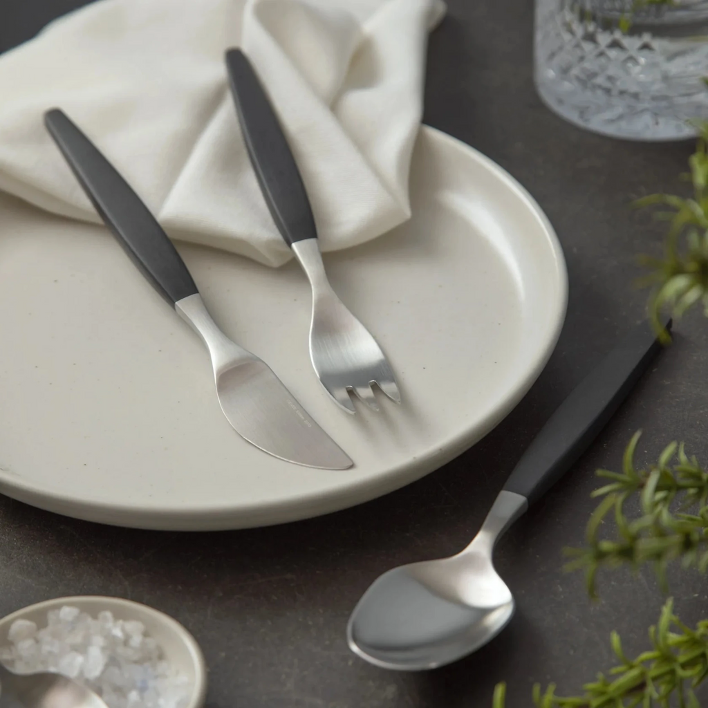 Folke Arström designed Focus de Luxe for Gense in 1955. Today, Focus de Luxe is a stylish retro classic with a timeless and functional design. Made of durable 18/8 stainless steel, the cutlery combines lasting quality with distinctive character. A unique feature of the collection is the knife’s short blade and the uniform length of the fork, knife, and spoon. 