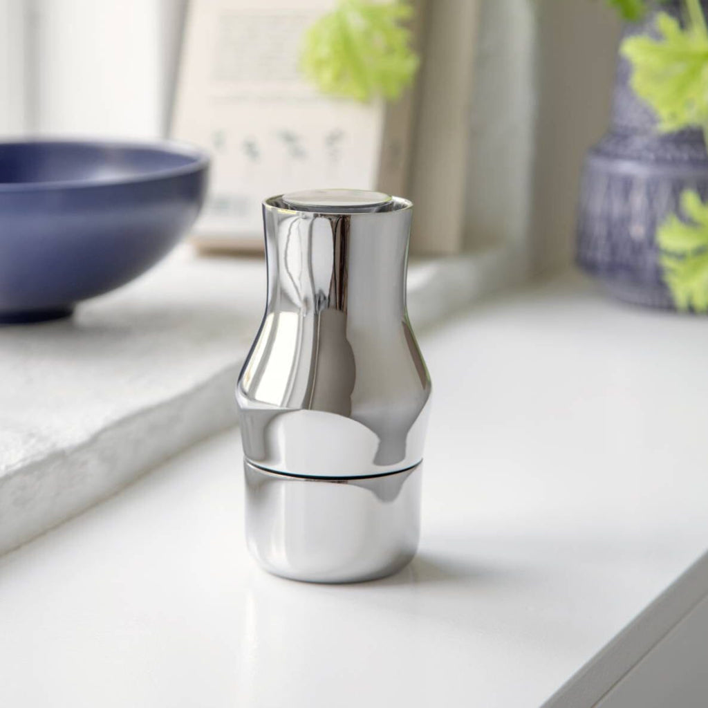 The design is inspired by the natural area around the small village of Dorotea. Here, ice has created a landscape of mountains, valleys and large open areas which together form soft, fluid shapes that endlessly flow together. This transition is often overlooked, but the adventurous and surprising part of the design lies precisely here. With its minimalist and organic shapes, the Dorotea collection combines tradition and artisanal design on an international level.