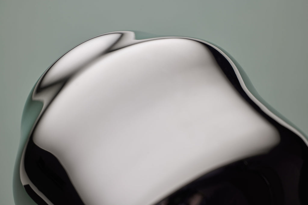 The design is inspired by the natural area around the small village of Dorotea. Here, ice has created a landscape of mountains, valleys and large open areas which together form soft, fluid shapes that endlessly flow together. This transition is often overlooked, but the adventurous and surprising part of the design lies precisely here. With its minimalist and organic shapes, the Dorotea collection combines tradition and artisanal design on an international level.