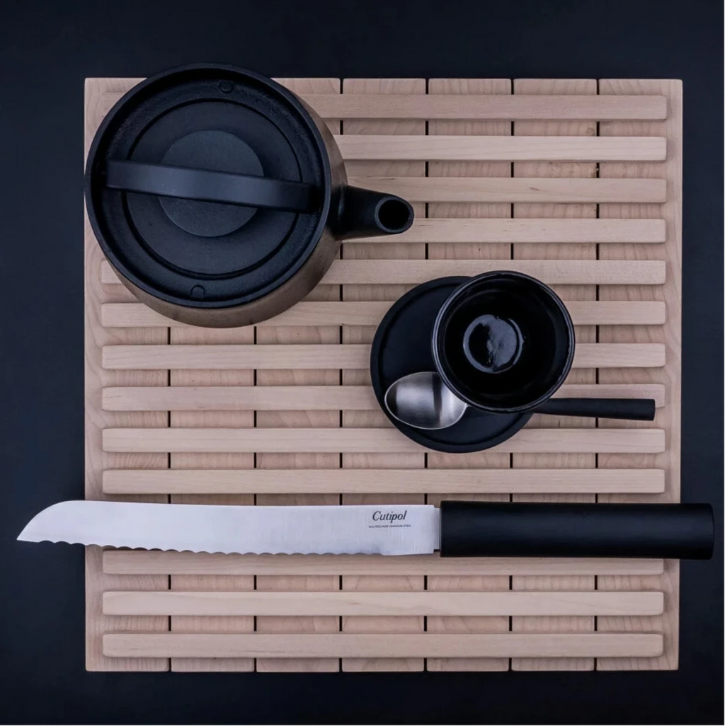 The bread knife of the Cutipol Gourmet line provides a uniform cut of the bread, even in the hardest layer of the food.
