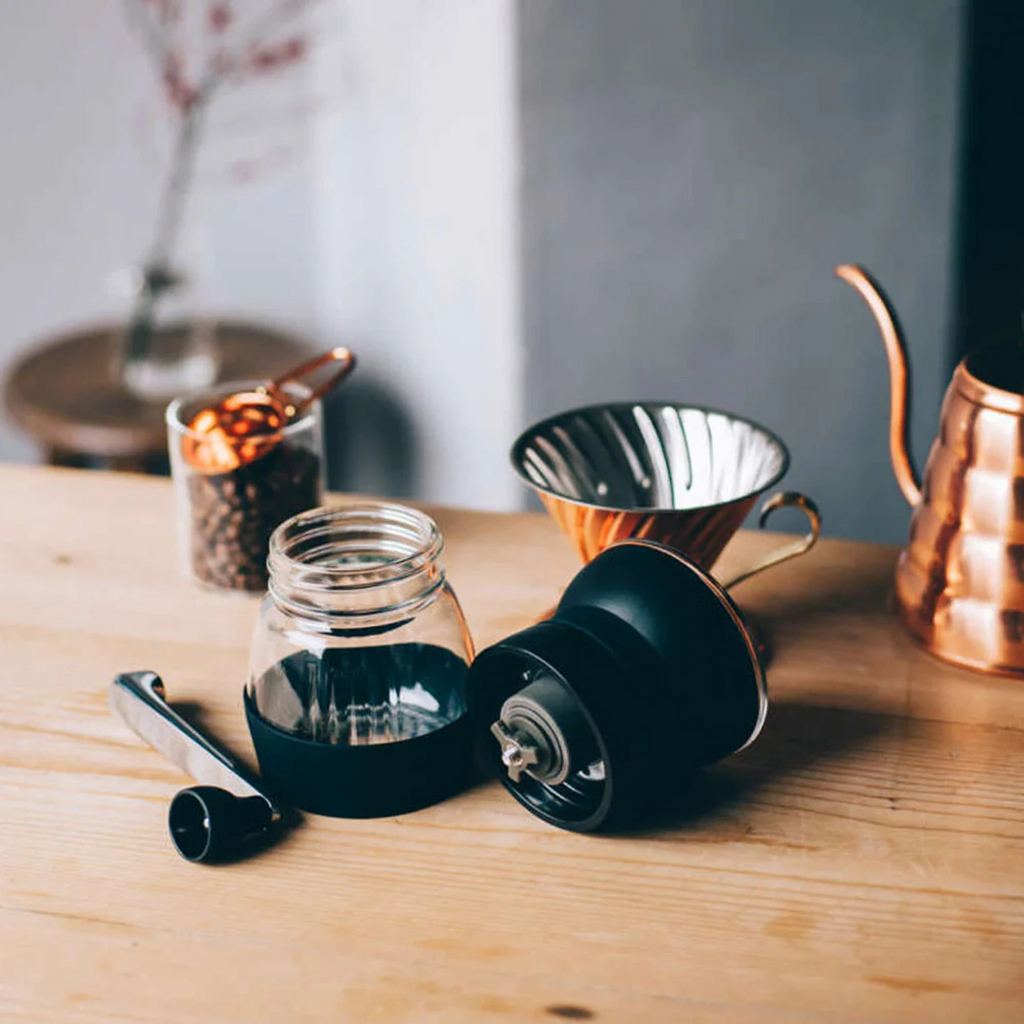 The upgraded design features a convenient hopper lid, an easy-to-attach handle, and a bottom burr adjustment knob for precise grind control. Combining HARIO’s trusted craftsmanship with thoughtful improvements, the Skerton Pro brings precision, comfort, and reliability to your daily coffee ritual.