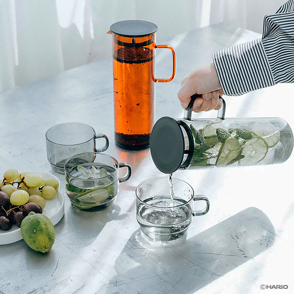 Hario Color Glass Series — designed to bring harmony and depth to your table. The tea & coffee server features a built-in lid filter, allowing you to pour directly after steeping. Stackable mugs make for simple storage , with form and function working in harmony. Whether you’re sharing a slow morning tea or hosting a cozy coffee break, let warm amber tones add richness to your daily rituals.