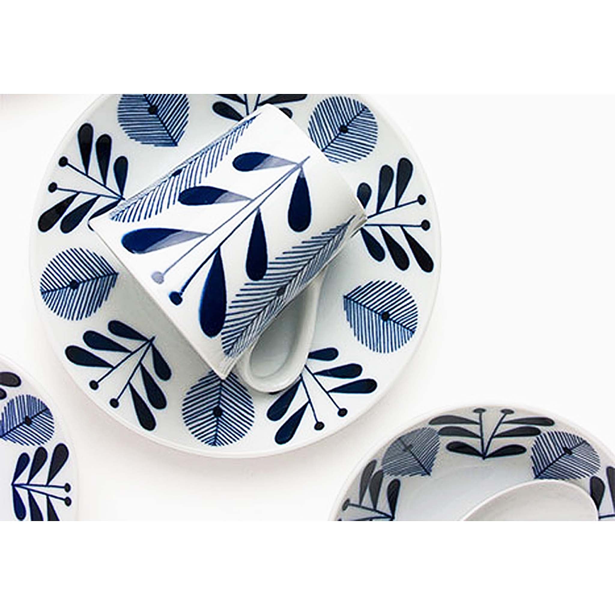 Hallo Bloem Blue and White Dinnerware by Casual Style Japan