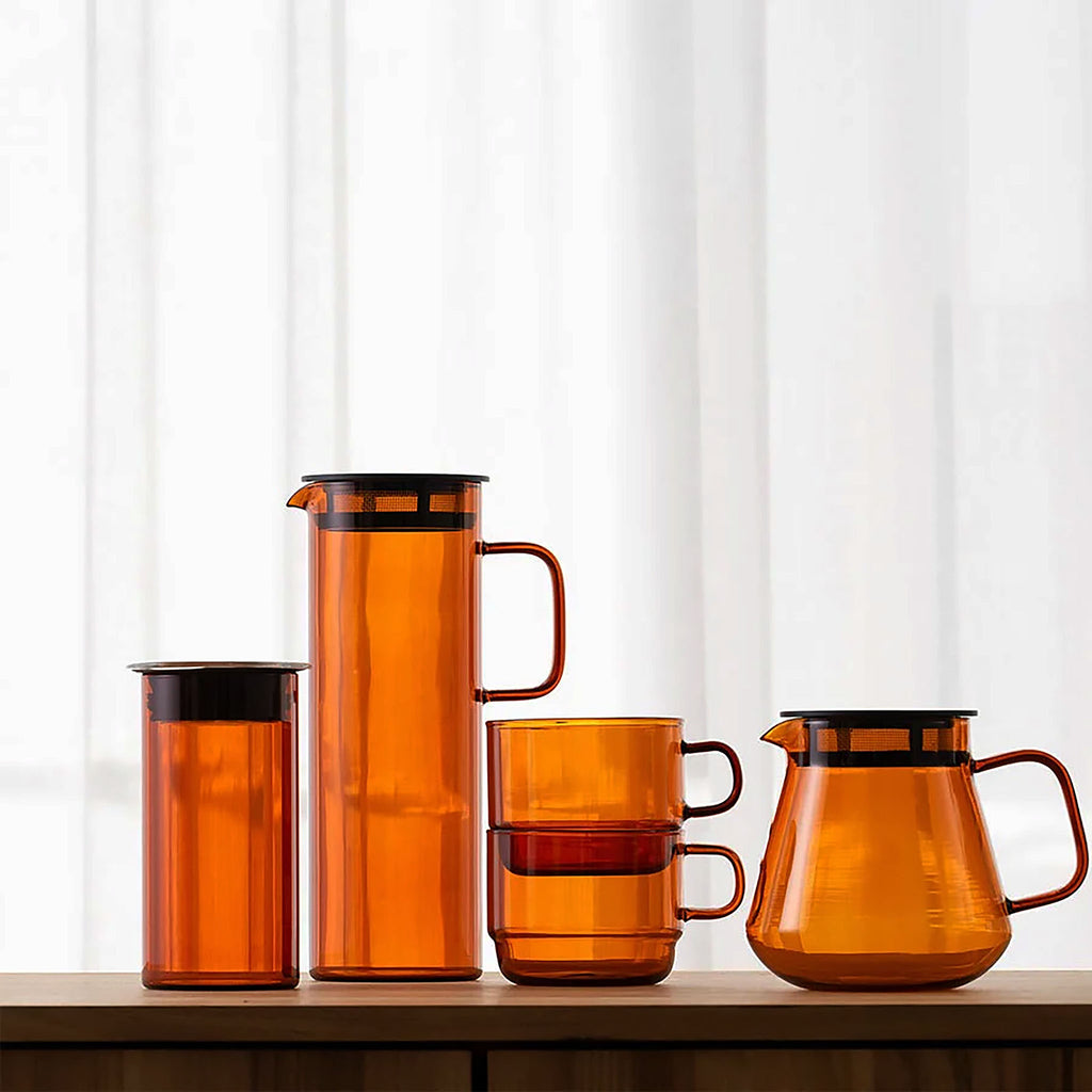 Introducing Amber as the newest addition to our Color Glass Series — designed to bring harmony and depth to your table. The tea & coffee server features a built-in lid filter, allowing you to pour directly after steeping. Stackable mugs make for simple storage , with form and function working in harmony. Whether you’re sharing a slow morning tea or hosting a cozy coffee break, let warm amber tones add richness to your daily rituals.