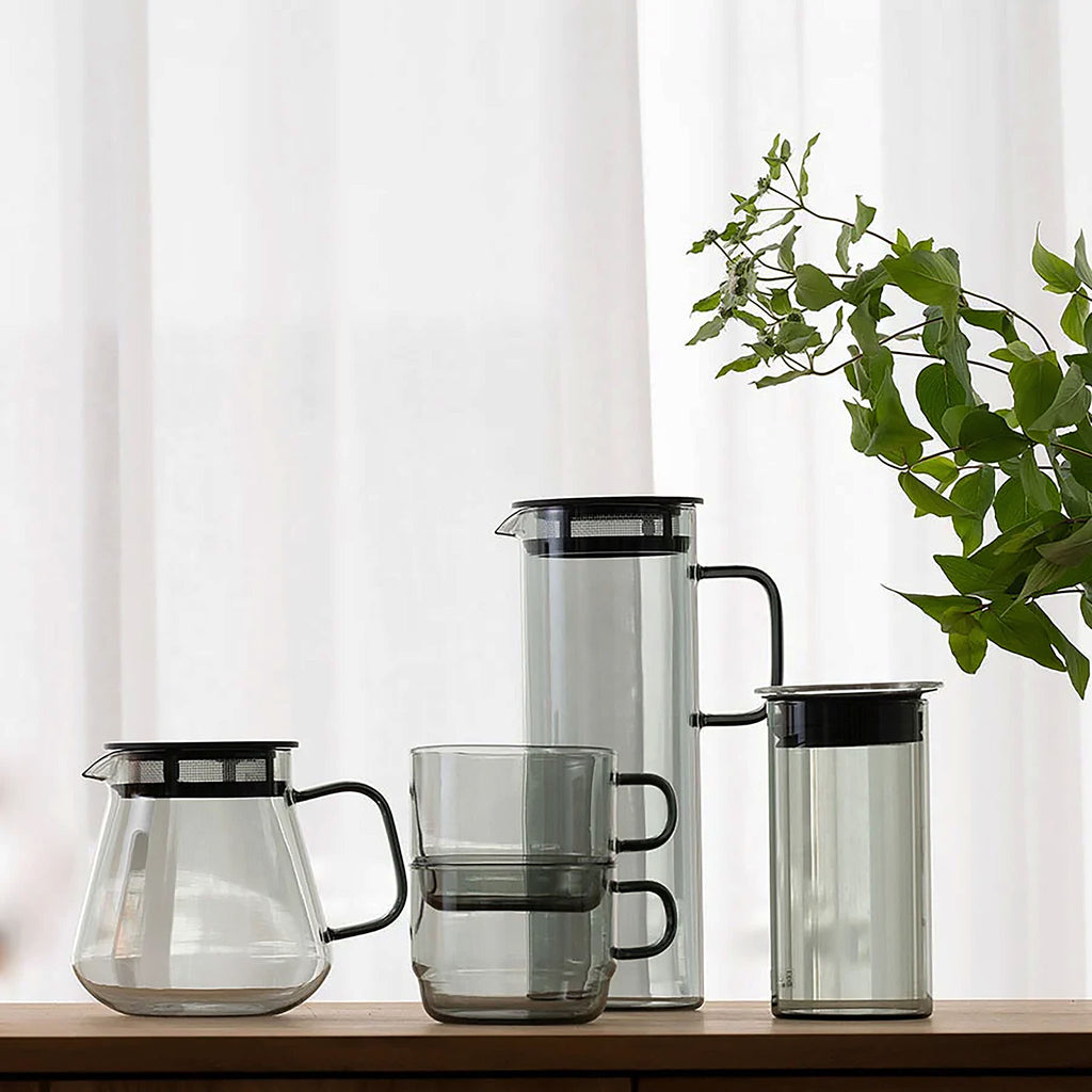 Introducing Amber as the newest addition to our Color Glass Series — designed to bring harmony and depth to your table. The tea & coffee server features a built-in lid filter, allowing you to pour directly after steeping. Stackable mugs make for simple storage , with form and function working in harmony. Whether you’re sharing a slow morning tea or hosting a cozy coffee break, let warm amber tones add richness to your daily rituals.