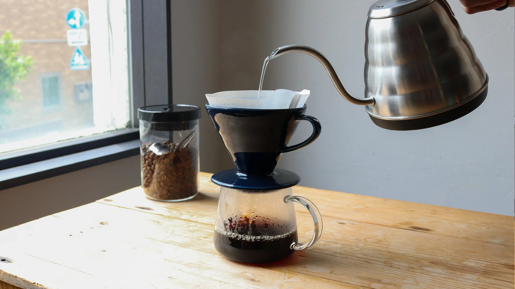 Designed with input from baristas, this coffee server offers effortless handling, mixing, and pouring. Its print-free, rounded design highlights the natural color of coffee, blending simplicity with elegance. With an 80mm diameter, it fits various brewers and ensures easy cleaning after use.