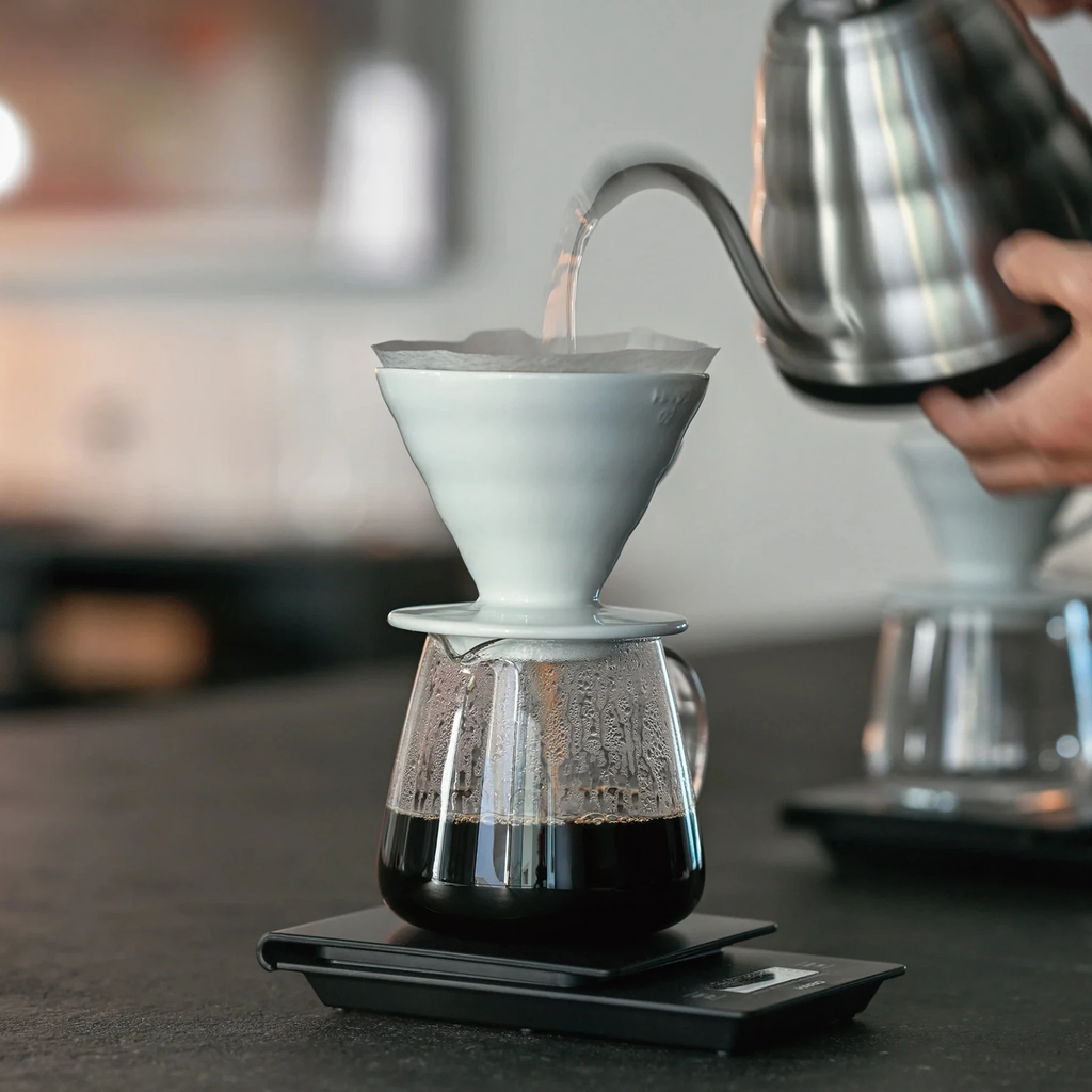 Simplicity Meets Craft: The Barista-Inspired Coffee Server. Designed with input from baristas, this coffee server offers effortless handling, mixing, and pouring. Its print-free, rounded design highlights the natural color of coffee, blending simplicity with elegance. With an 80mm diameter, it fits various brewers and ensures easy cleaning after use. 