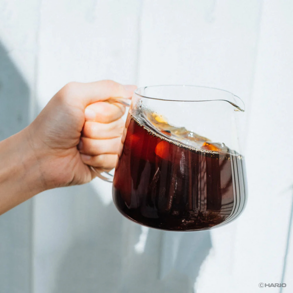 Designed with input from baristas, this coffee server offers effortless handling, mixing, and pouring. Its print-free, rounded design highlights the natural color of coffee, blending simplicity with elegance. With an 80mm diameter, it fits various brewers and ensures easy cleaning after use.