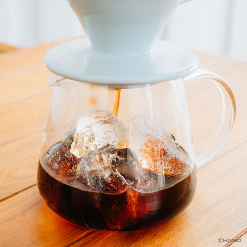 Designed with input from baristas, this coffee server offers effortless handling, mixing, and pouring. Its print-free, rounded design highlights the natural color of coffee, blending simplicity with elegance. With an 80mm diameter, it fits various brewers and ensures easy cleaning after use.