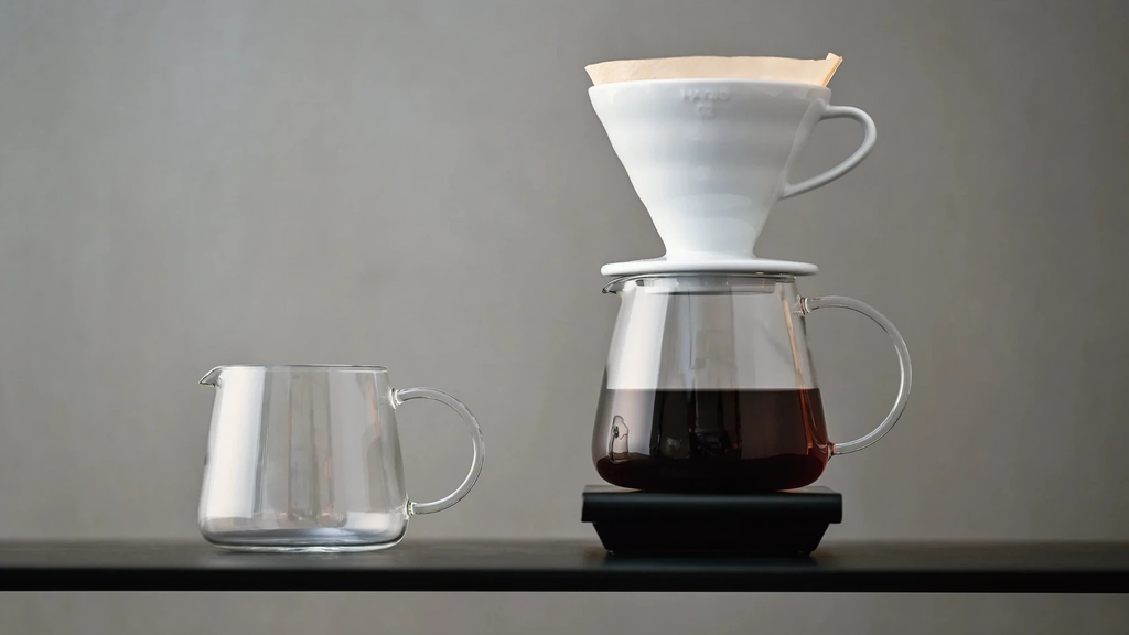 Designed with input from baristas, this coffee server offers effortless handling, mixing, and pouring. Its print-free, rounded design highlights the natural color of coffee, blending simplicity with elegance. With an 80mm diameter, it fits various brewers and ensures easy cleaning after use.