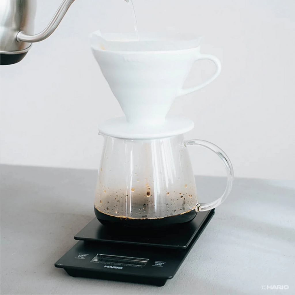 Designed with input from baristas, this coffee server offers effortless handling, mixing, and pouring. Its print-free, rounded design highlights the natural color of coffee, blending simplicity with elegance. With an 80mm diameter, it fits various brewers and ensures easy cleaning after use.