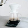 Designed with input from baristas, this coffee server offers effortless handling, mixing, and pouring. Its print-free, rounded design highlights the natural color of coffee, blending simplicity with elegance. With an 80mm diameter, it fits various brewers and ensures easy cleaning after use.