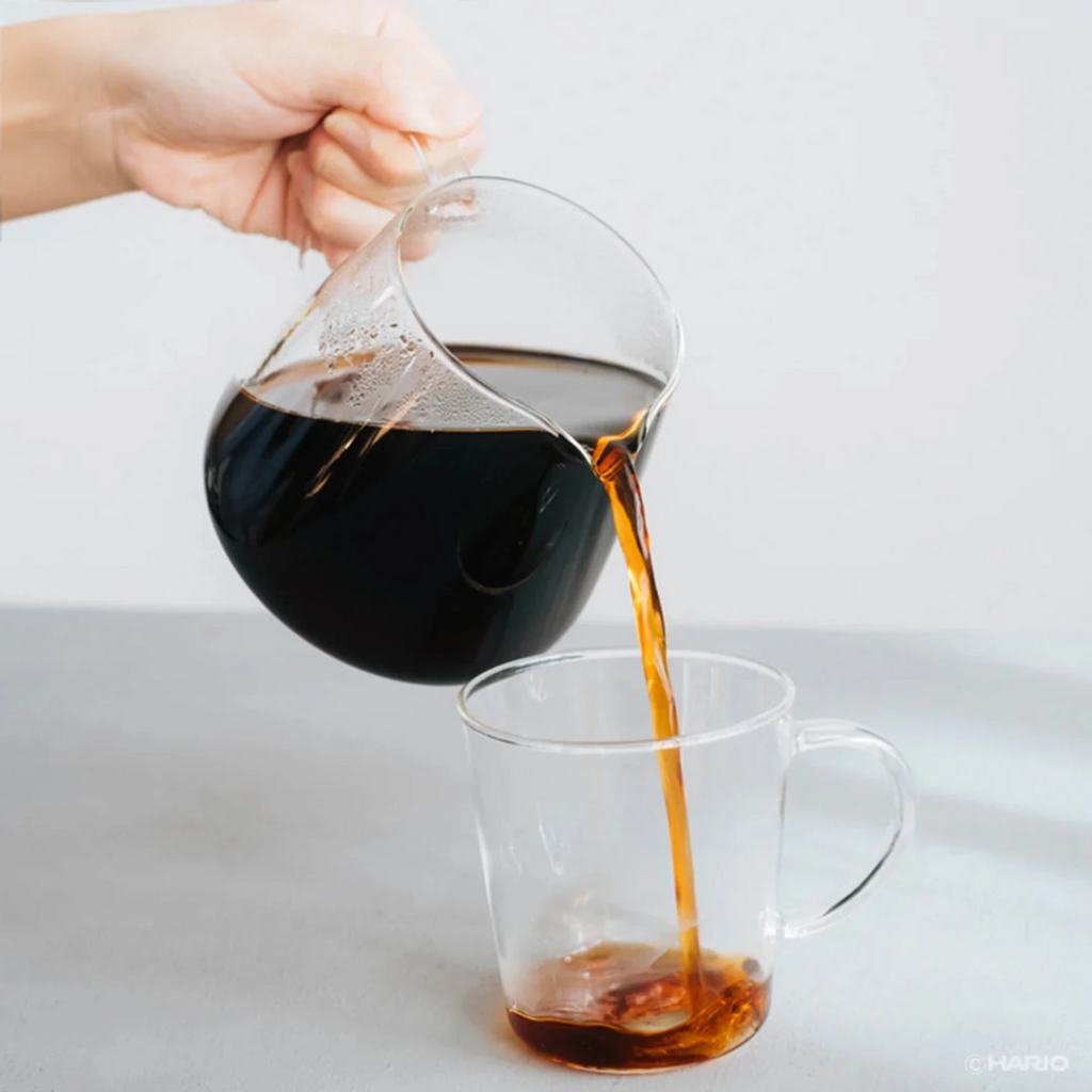 Designed with input from baristas, this coffee server offers effortless handling, mixing, and pouring. Its print-free, rounded design highlights the natural color of coffee, blending simplicity with elegance. With an 80mm diameter, it fits various brewers and ensures easy cleaning after use.