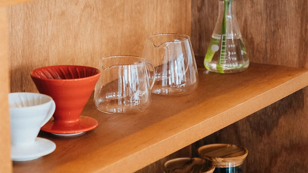Simplicity Meets Craft: The Barista-Inspired Coffee Server. Designed with input from baristas, this coffee server offers effortless handling, mixing, and pouring. Its print-free, rounded design highlights the natural color of coffee, blending simplicity with elegance. With an 80mm diameter, it fits various brewers and ensures easy cleaning after use.
