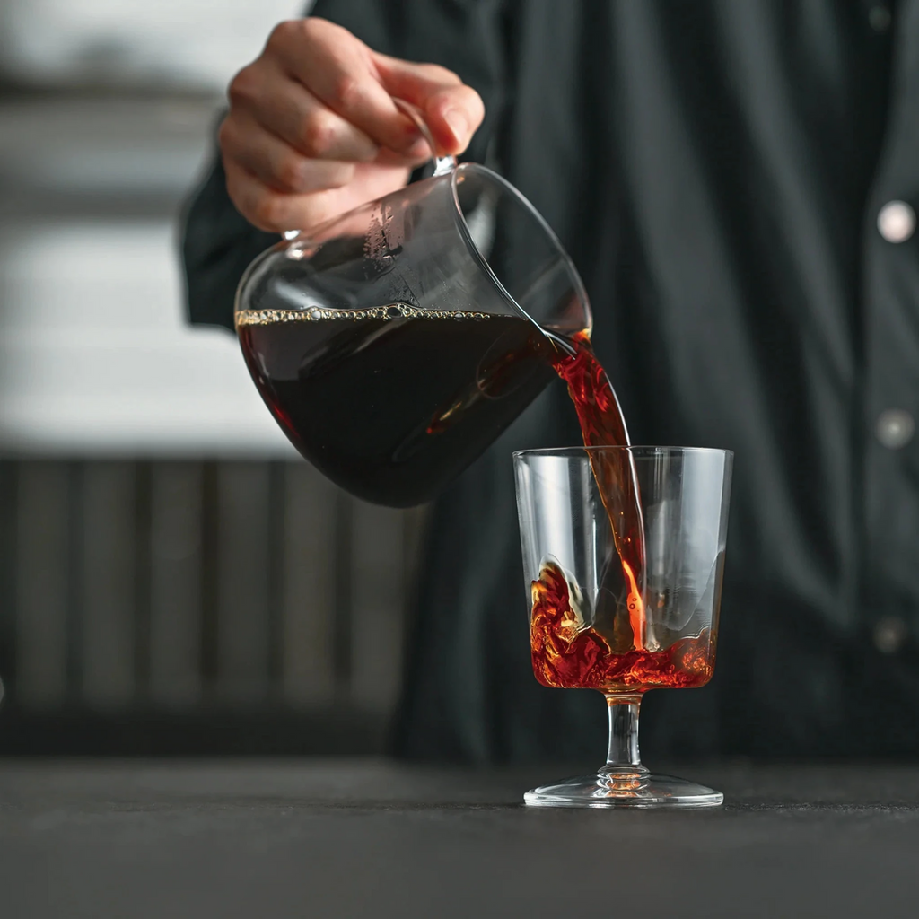 Designed with input from baristas, this coffee server offers effortless handling, mixing, and pouring. Its print-free, rounded design highlights the natural color of coffee, blending simplicity with elegance. With an 80mm diameter, it fits various brewers and ensures easy cleaning after use.