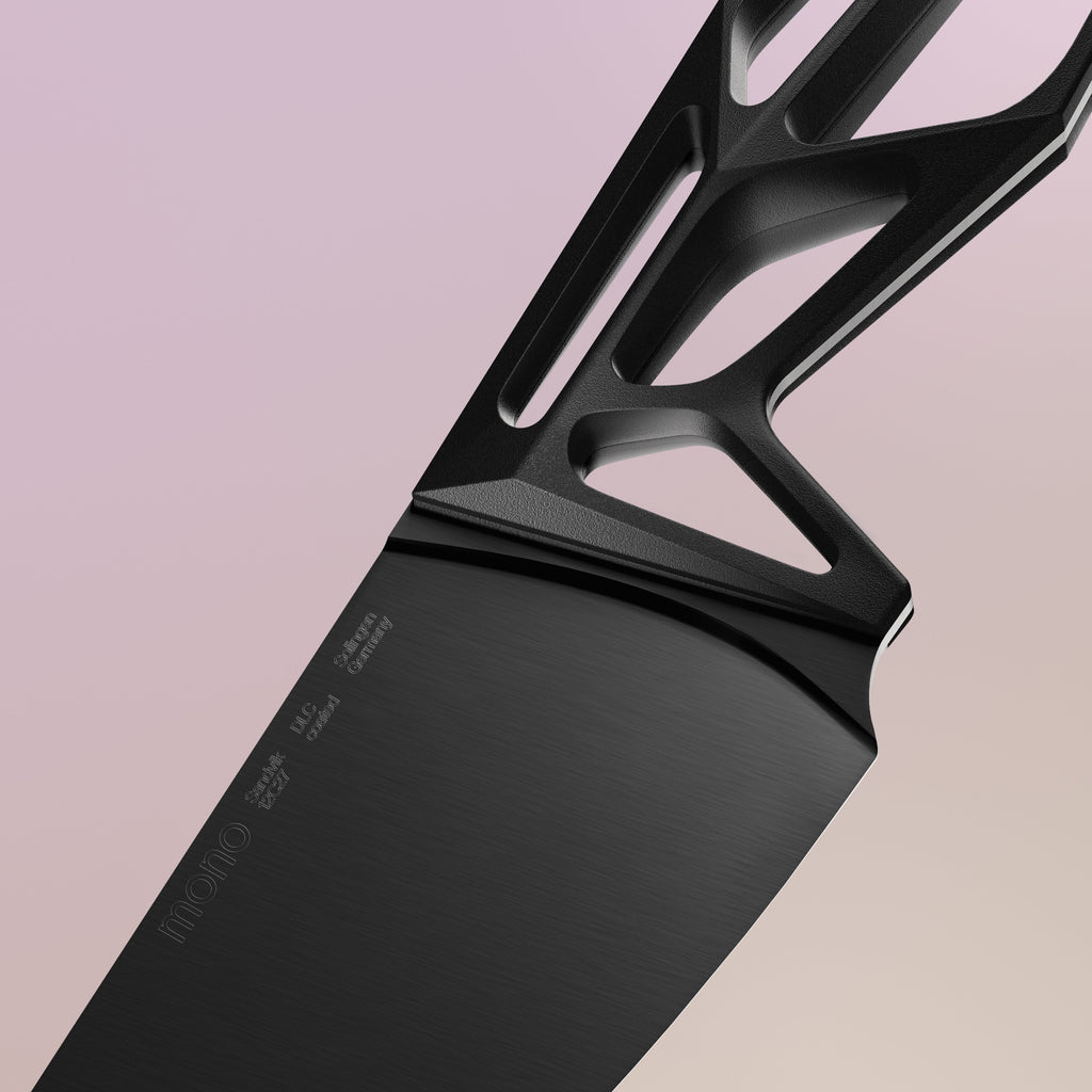 After cutting out the shape of the blade and handle from 3mm thick steel, it is hardened by repeated heating and rapid cooling to 59 Rockwell. This is followed by sharpening, first the back, then the sides, before moving on to the blade. A fine layer of diamond-like carbon (DLC) is then applied to the knife blades under vacuum. In the finish, the handle, made of fiberglass-reinforced polyamide, and the blade back of the knives are ground and the blade is sharpened. 