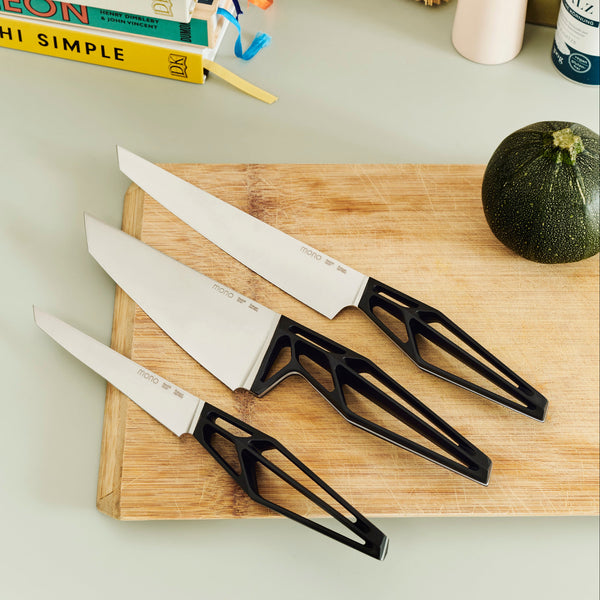 The Mono SK59 series includes three types of knifes. The Chef‘s knife with a 17cm blade is the tool of choice for various slicing and cutting jobs. With the 21cm blade of the Ham slicer, even roasts and other meat can be cut perfectly thanks to the particularly smooth cutting edge. The small Utility knife with its 14cm blade is the ideal kitchen helper for fruit and vegetables.