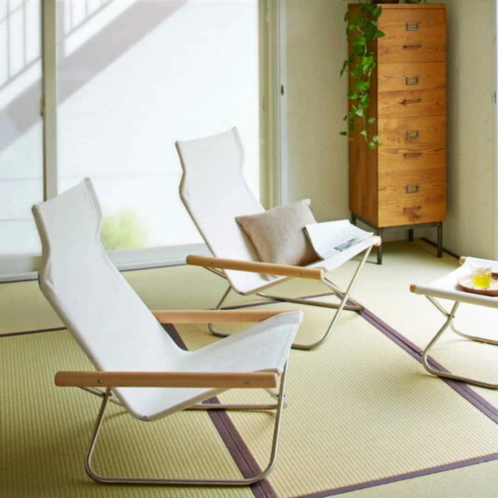 The first model in Nychair X series. The seat height is the lowest in this model, and it gives the greatest sense of grounding. Thanks to a generous seat depth, the chair allows the whole body to lay back and rest. When paired with Ottoman, it can provide even more relaxing experience.