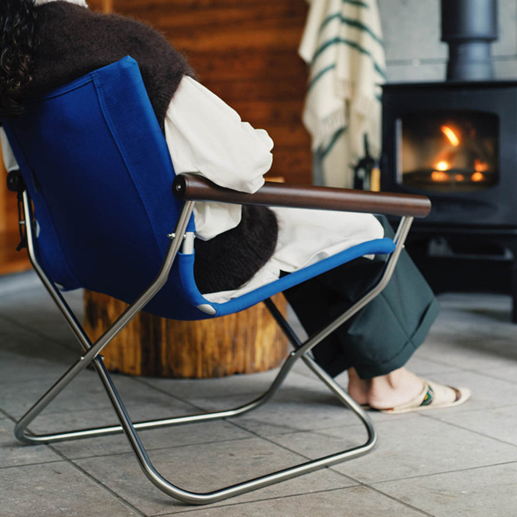 The innovative method of folding the chair by turning both ends of the backrest inwards was invented for Nychair X 80. The chair is even lighter than Nychair X and weighs 6 kg. When folded, it remains upright and its compact size allows to save space and reduces the environmental impact in transport. The chair comes already assembled and can be used straight out of the box.