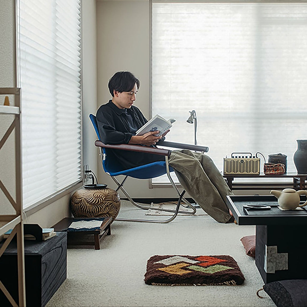 Nychair X 80 was created in 1980, 10 years after the launch of the original Nychair X. It was developed to meet the changing needs of the times, as people moved from a low-seated living environment with tatami mats, to a more Western lifestyle with chairs.