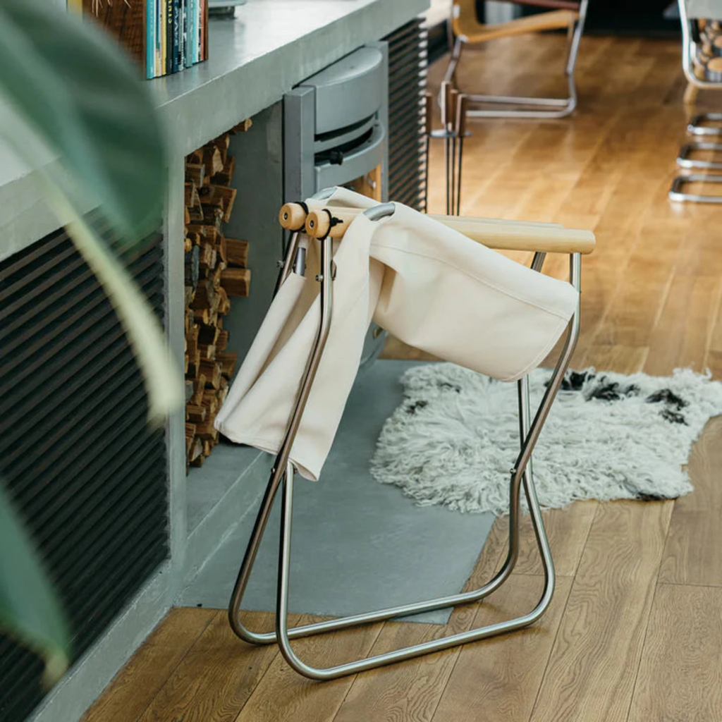 The innovative method of folding the chair by turning both ends of the backrest inwards was invented for Nychair X 80. The chair is even lighter than Nychair X and weighs 6 kg. When folded, it remains upright and its compact size allows to save space and reduces the environmental impact in transport. The chair comes already assembled and can be used straight out of the box.
