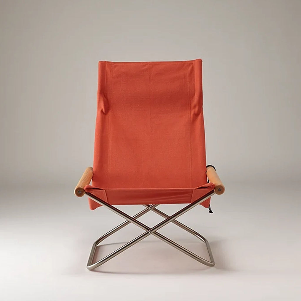 The first model in Nychair X series. The seat height is the lowest in this model, and it gives the greatest sense of grounding. Thanks to a generous seat depth, the chair allows the whole body to lay back and rest. When paired with Ottoman, it can provide even more relaxing experience.
