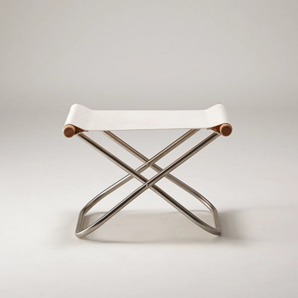 Many ottomans have a slanted seat to accommodate the shape of the legs and feet better, but Nychair X Ottoman has a flat horizontal seat to serve other purposes as well. With a load capacity of 95 kg, it can of course be used as a stool, but it can also play a variety of flexible roles: with a tray on top, it can be used as a side table; it can be placed at the entrance as a support tool for taking shoes off; it can turn into a temporary storage rack, and so on.