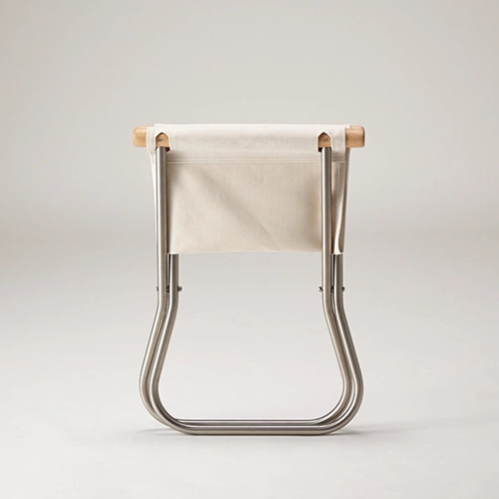 The Ottoman can be used separately as a stool, but its role does not stop there: with a tray on top, it can be used as a side table; it can be placed at the entrance as a supporting seat for taking shoes off; it can turn into a temporary storage rack; or, when not used, it can be folded and stored in a space as tight as 9 cm.