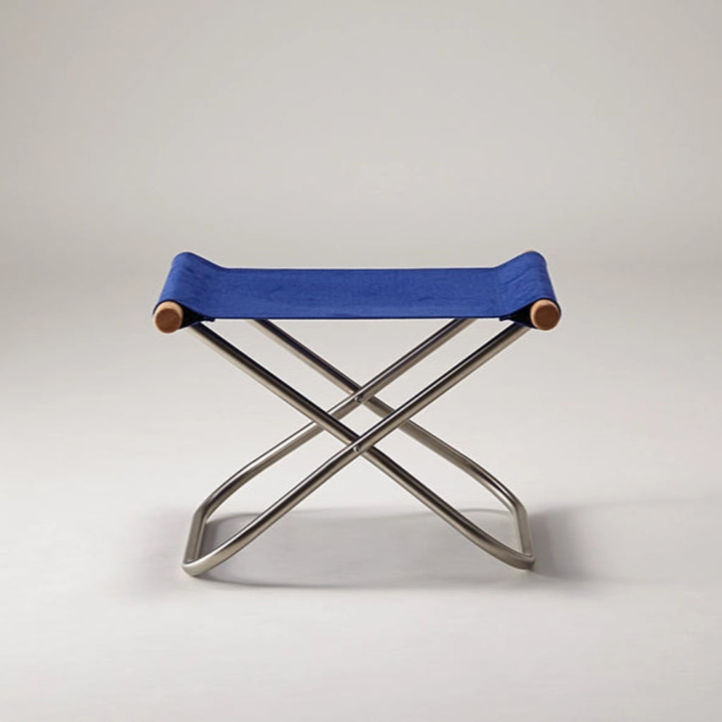 The Ottoman can be used separately as a stool, but its role does not stop there: with a tray on top, it can be used as a side table; it can be placed at the entrance as a supporting seat for taking shoes off; it can turn into a temporary storage rack; or, when not used, it can be folded and stored in a space as tight as 9 cm.