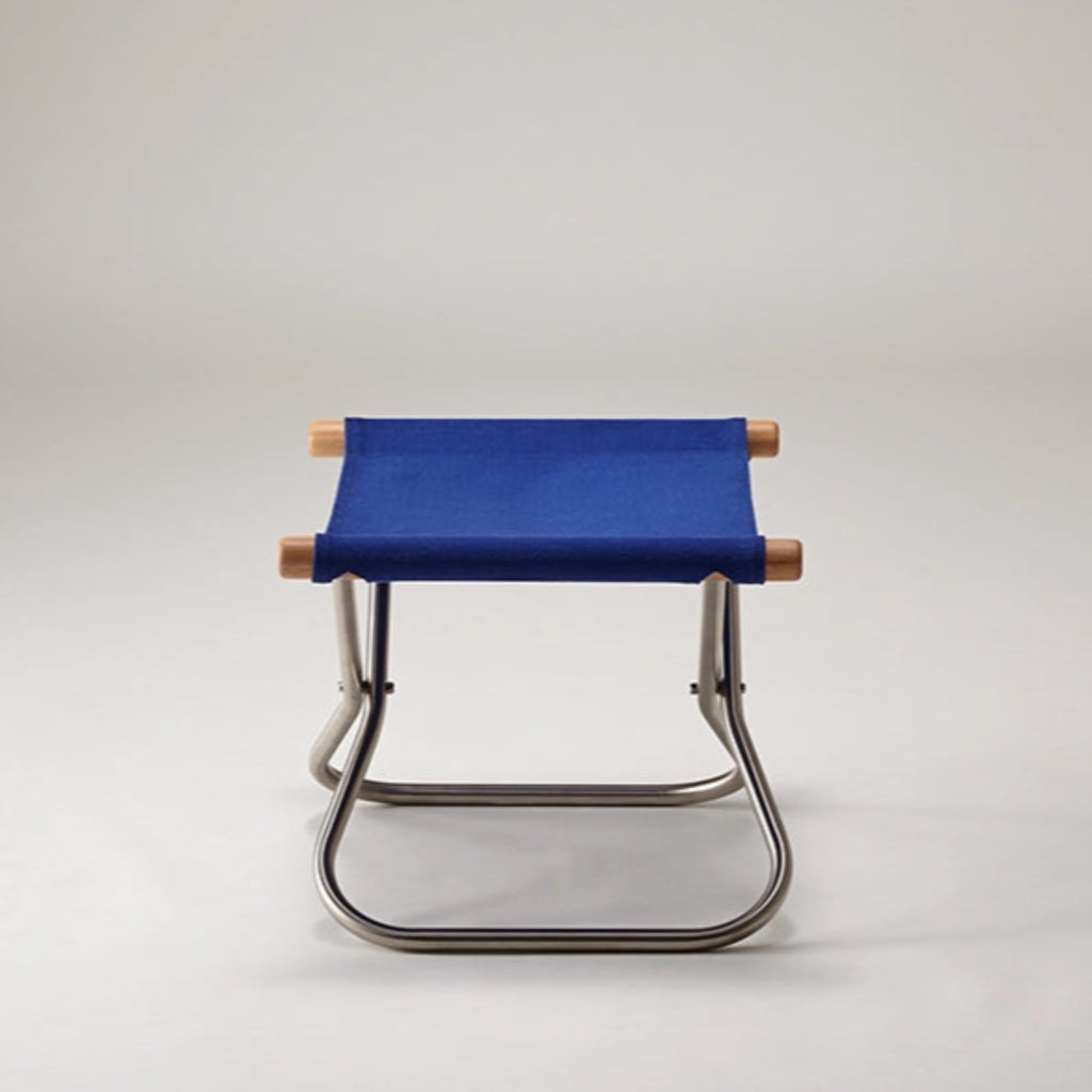 Many ottomans have a slanted seat to accommodate the shape of the legs and feet better, but Nychair X Ottoman has a flat horizontal seat to serve other purposes as well. With a load capacity of 95 kg, it can of course be used as a stool, but it can also play a variety of flexible roles: with a tray on top, it can be used as a side table; it can be placed at the entrance as a support tool for taking shoes off; it can turn into a temporary storage rack, and so on.
