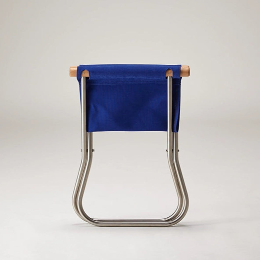 The Ottoman can be used separately as a stool, but its role does not stop there: with a tray on top, it can be used as a side table; it can be placed at the entrance as a supporting seat for taking shoes off; it can turn into a temporary storage rack; or, when not used, it can be folded and stored in a space as tight as 9 cm.
