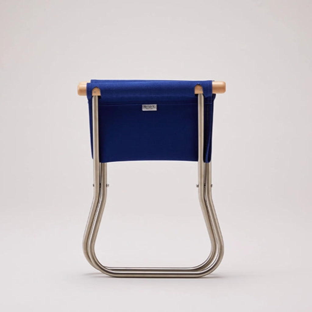 Easily folded into a thickness of as little as 15-22 cm, which can still stand on its own and can be stored away into a narrow space. Folded ottoman can also be carried more easily, and with a weight of just 6-6.5 kg, it can be handled with ease by most users.