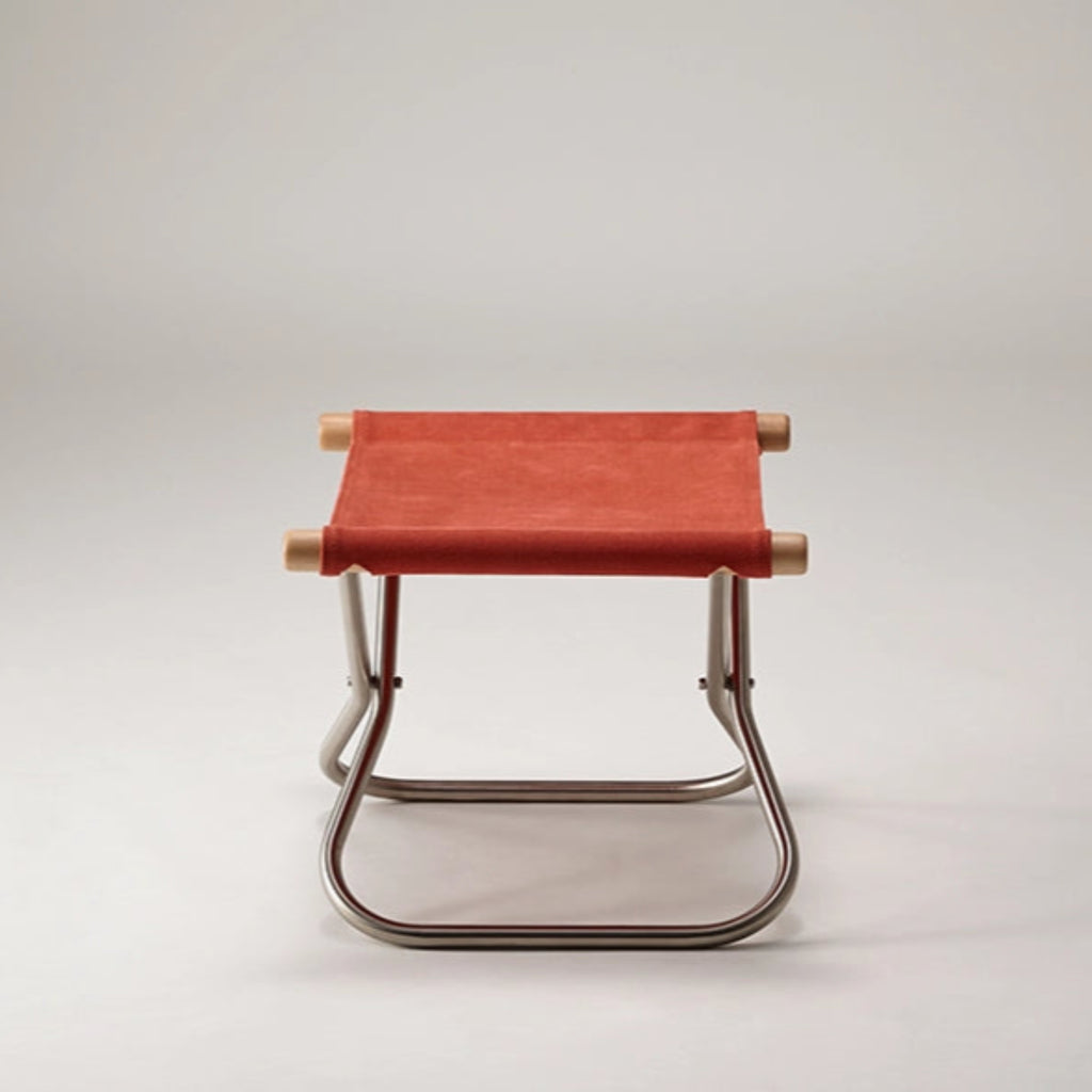 Many ottomans have a slanted seat to accommodate the shape of the legs and feet better, but Nychair X Ottoman has a flat horizontal seat to serve other purposes as well. With a load capacity of 95 kg, it can of course be used as a stool, but it can also play a variety of flexible roles: with a tray on top, it can be used as a side table; it can be placed at the entrance as a support tool for taking shoes off; it can turn into a temporary storage rack, and so on.