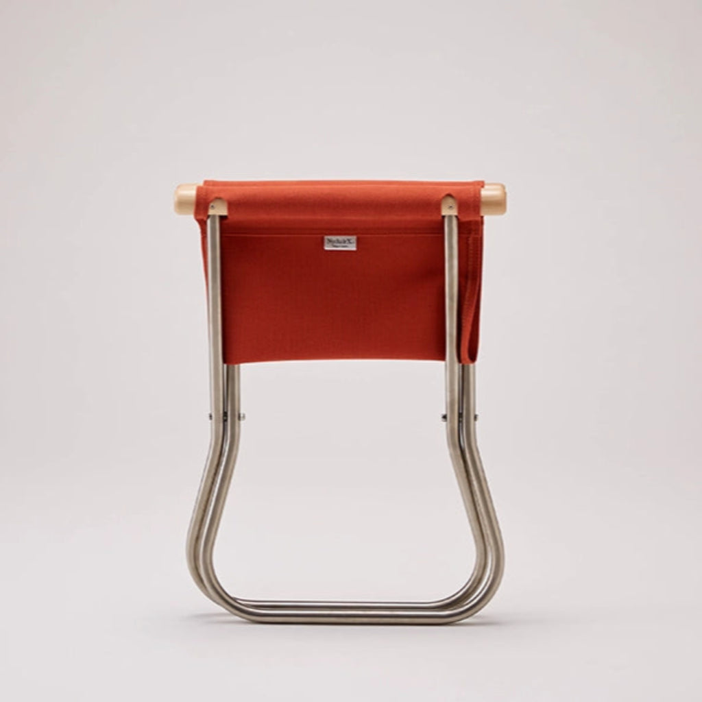 The Ottoman can be used separately as a stool, but its role does not stop there: with a tray on top, it can be used as a side table; it can be placed at the entrance as a supporting seat for taking shoes off; it can turn into a temporary storage rack; or, when not used, it can be folded and stored in a space as tight as 9 cm.
