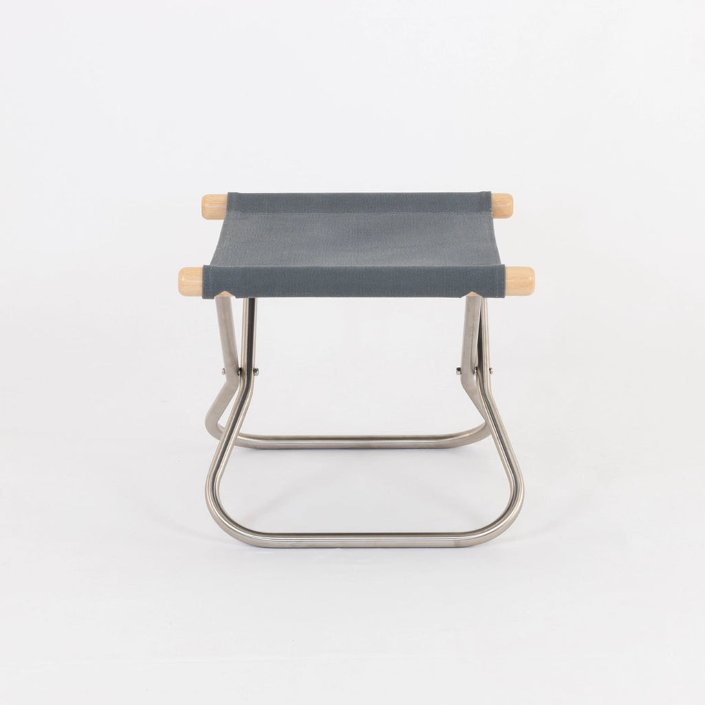 Many ottomans have a slanted seat to accommodate the shape of the legs and feet better, but Nychair X Ottoman has a flat horizontal seat to serve other purposes as well. With a load capacity of 95 kg, it can of course be used as a stool, but it can also play a variety of flexible roles: with a tray on top, it can be used as a side table; it can be placed at the entrance as a support tool for taking shoes off; it can turn into a temporary storage rack, and so on.