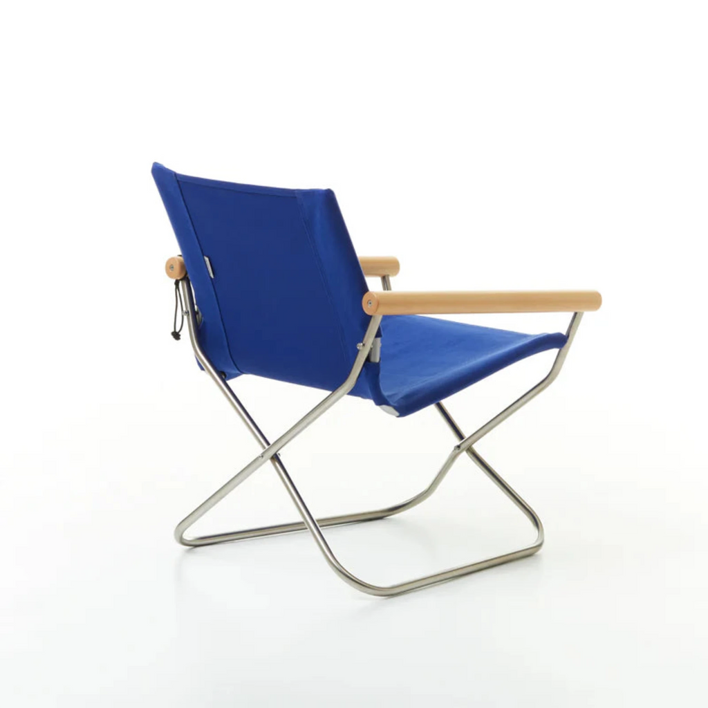 The thick yet elastic fabric woven exclusively for Nychair X adjusts itself to the user and provides a sensation of being embraced by it.