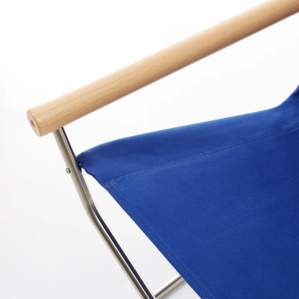 The thick yet elastic fabric woven exclusively for Nychair X adjusts itself to the user and provides a sensation of being embraced by it.