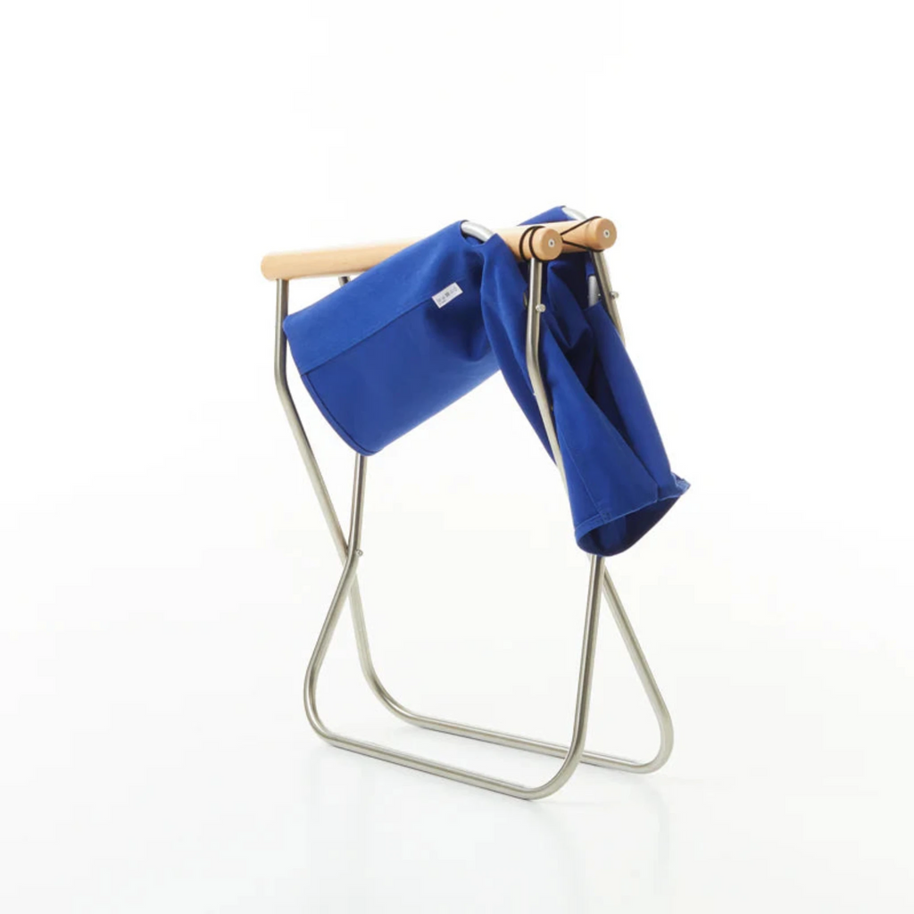 When folded, it remains upright and its compact size allows to save space and reduces the environmental impact in transport. The chair comes already assembled and can be used straight out of the box.