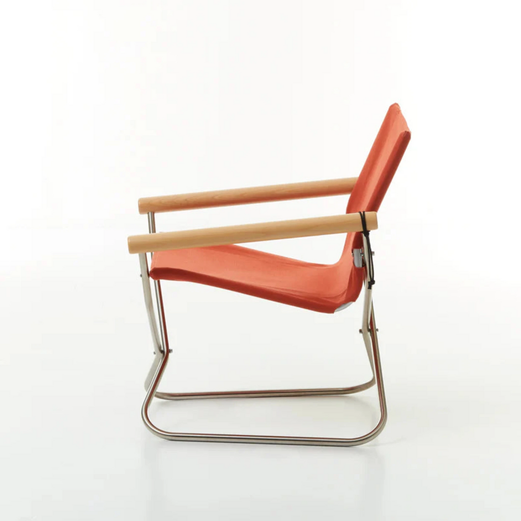 The main focus remains on comfort and leisure, but thanks to the higher seat and more upright body position, the chair is perfect not only for solitary relaxation, but also for socializing and meals.