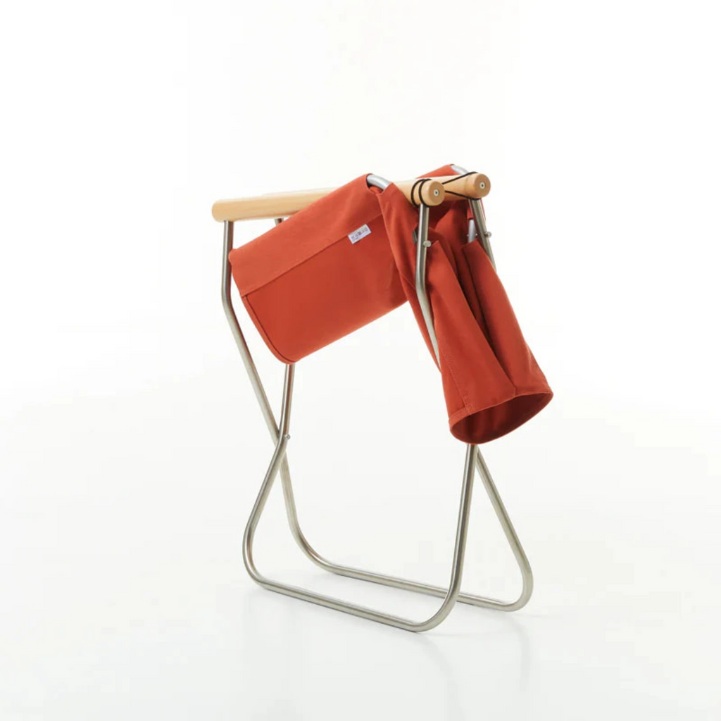 The innovative method of folding the chair by turning both ends of the backrest inwards was invented for Nychair X 80. The chair is even lighter than Nychair X and weighs 6 kg. When folded, it remains upright and its compact size allows to save space and reduces the environmental impact in transport. The chair comes already assembled and can be used straight out of the box.
