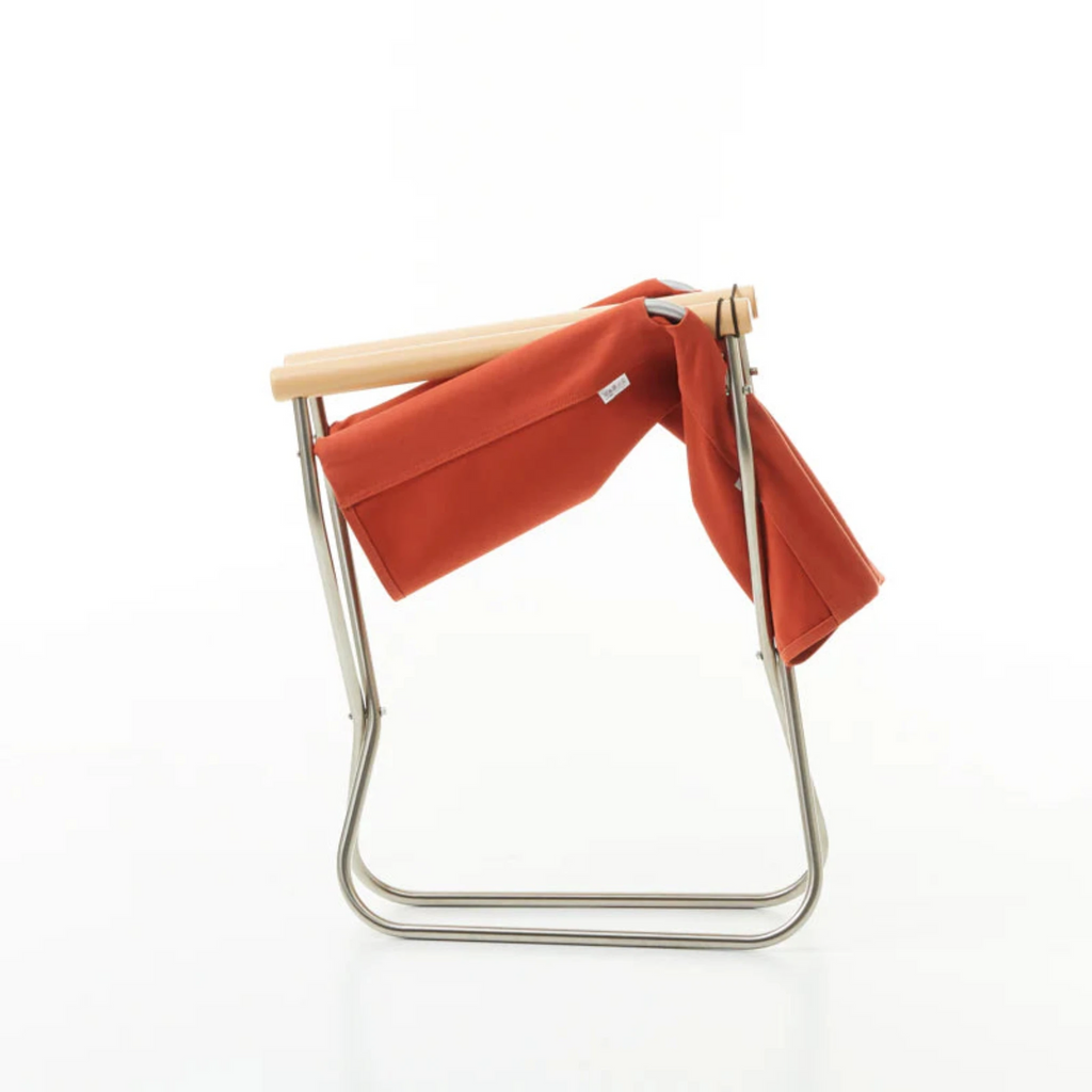The chair is even lighter than Nychair X and weighs 6 kg. When folded, it remains upright and its compact size allows to save space and reduces the environmental impact in transport. The chair comes already assembled and can be used straight out of the box.