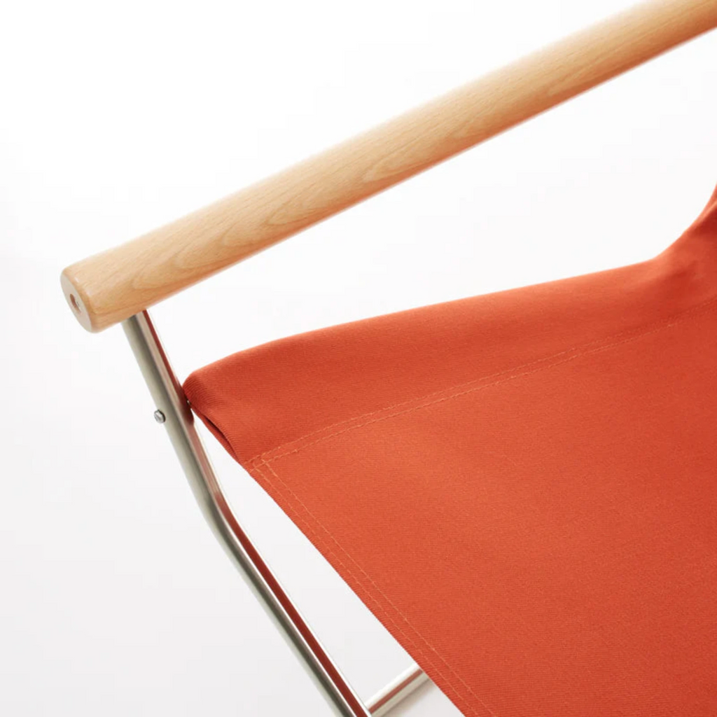 The thick yet elastic fabric woven exclusively for Nychair X adjusts itself to the user and provides a sensation of being embraced by it.