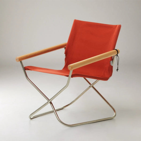 Nychair X 80 was created in 1980, 10 years after the launch of the original Nychair X. It was developed to meet the changing needs of the times, as people moved from a low-seated living environment with tatami mats, to a more Western lifestyle with chairs.