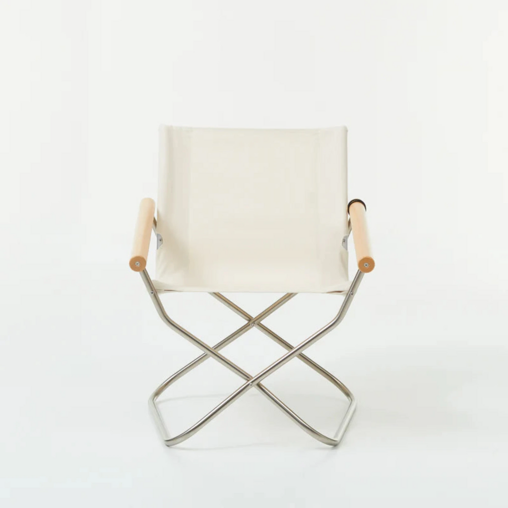 Nychair X 80 was created in 1980, 10 years after the launch of the original Nychair X. It was developed to meet the changing needs of the times, as people moved from a low-seated living environment with tatami mats, to a more Western lifestyle with chairs.