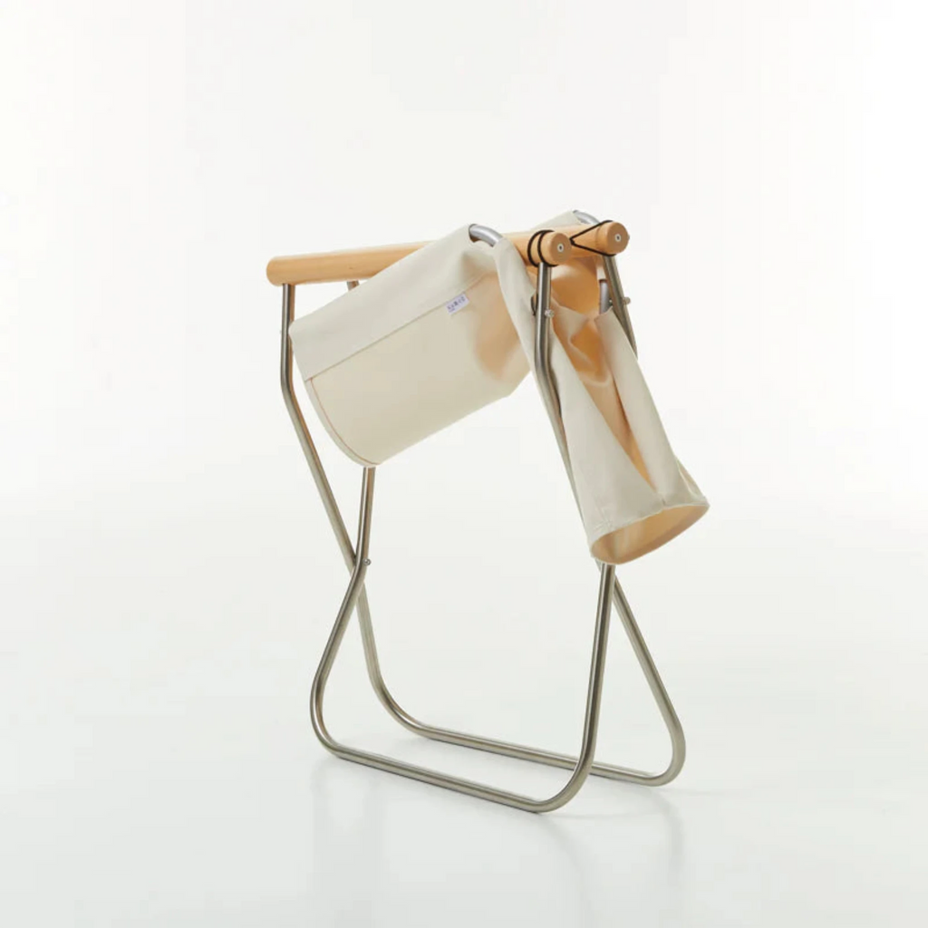 The innovative method of folding the chair by turning both ends of the backrest inwards was invented for Nychair X 80. The chair is even lighter than Nychair X and weighs 6 kg. When folded, it remains upright and its compact size allows to save space and reduces the environmental impact in transport. The chair comes already assembled and can be used straight out of the box.