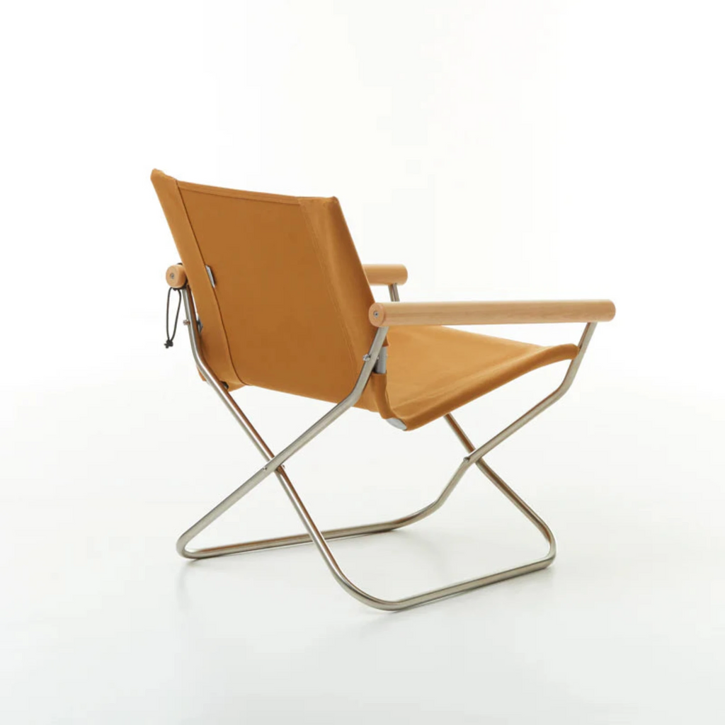 The main focus remains on comfort and leisure, but thanks to the higher seat and more upright body position, the chair is perfect not only for solitary relaxation, but also for socializing and meals.