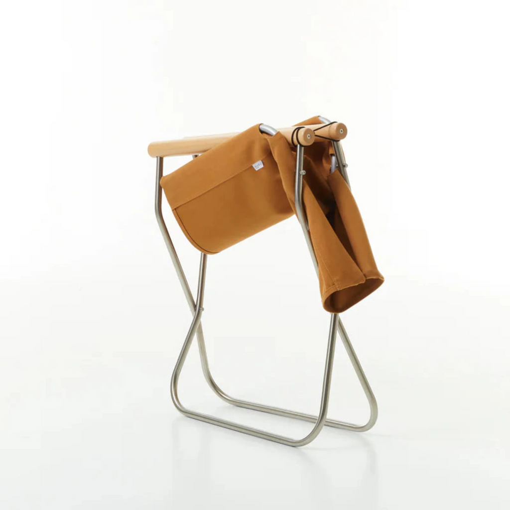 The clever and unique folding mechanism makes this chair even smaller when folded, making it easier to carry it between different spaces. The main focus remains on comfort and leisure.