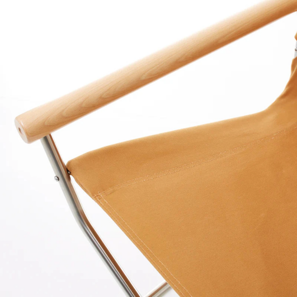 The thick yet elastic fabric woven exclusively for Nychair X adjusts itself to the user and provides a sensation of being embraced by it.