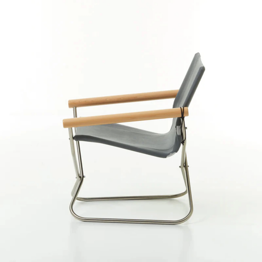 Nychair X 80. The height and angle of the armrest are set so that the arm rests naturally from the elbow. The S-shaped backrest naturally supports the lower back. Without proper support, it is easy to hunch over, resulting in a posture that causes fatigue. The height and depth of the seat is set to allow the feet to firmly rest on the floor. Leaving a gap of two fingers in length between the back of the knees and the front edge of the seat, provides proper blood flow to the legs.