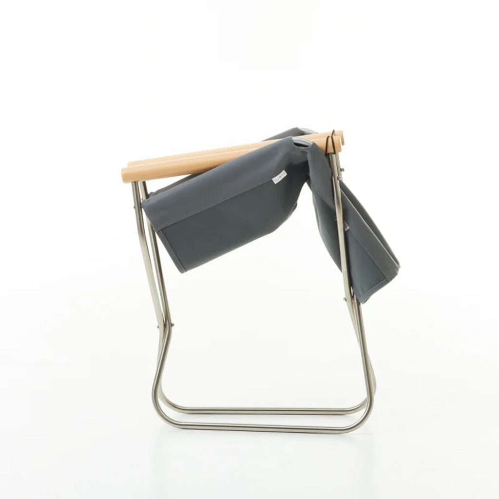The clever and unique folding mechanism makes this chair even smaller when folded, making it easier to carry it between different spaces. The main focus remains on comfort and leisure, but thanks to the higher seat and more upright body position, the chair is perfect not only for solitary relaxation, but also for socializing and meals.